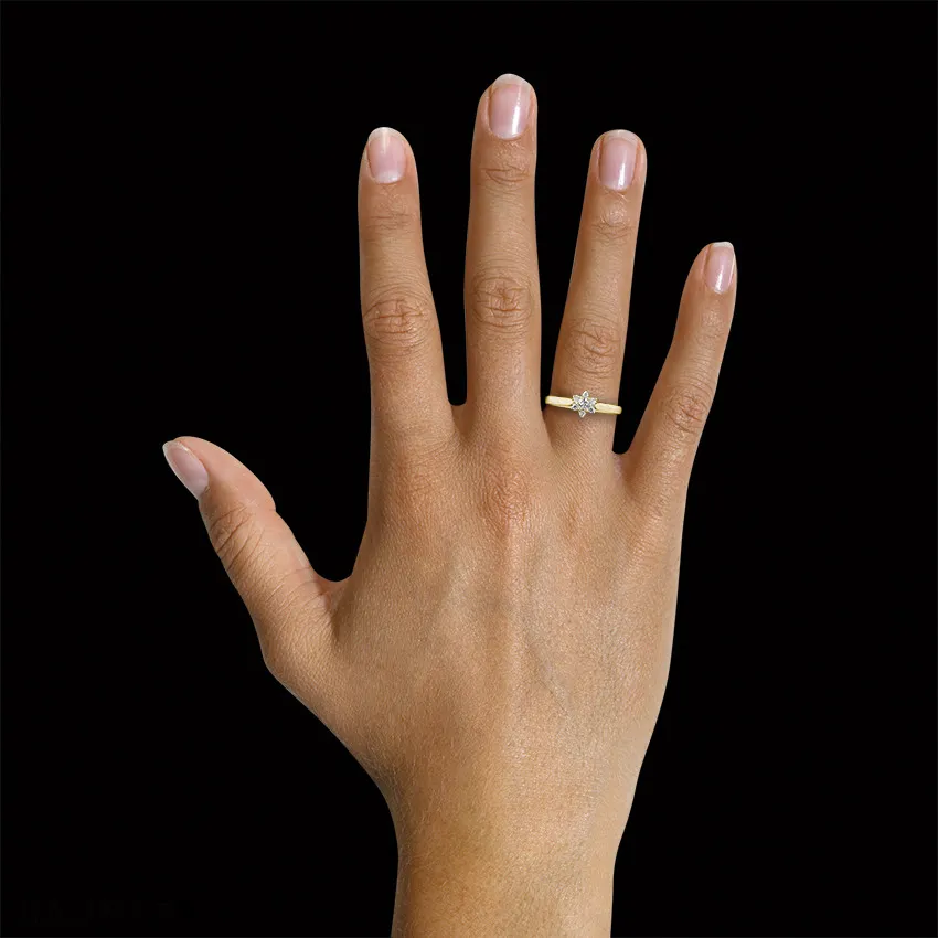 0.15 quilates anillo flor diamante en oro amarillo 