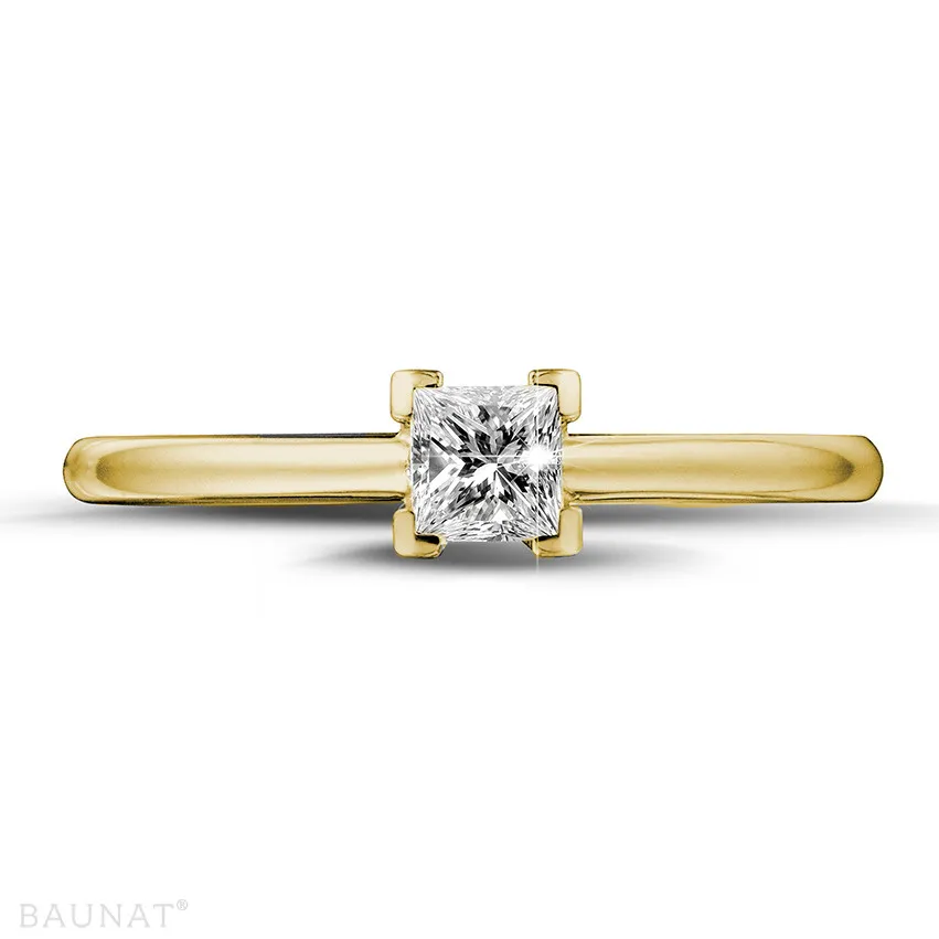 0.30 quilates anillo solitario en oro amarillo con diamante talla princesa 