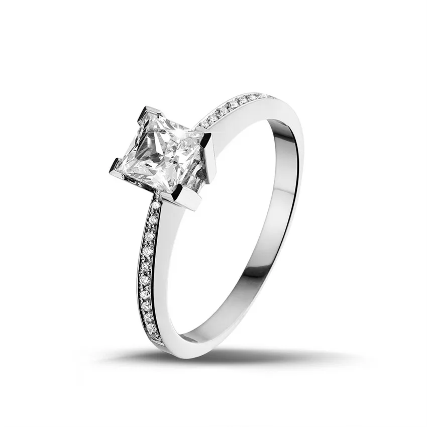 0.50 quilates anillo solitario en oro blanco con diamante talla princesa y diamantes laterales 