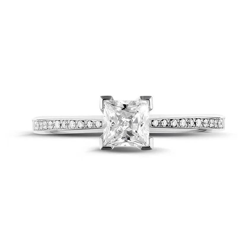 0.50 quilates anillo solitario en oro blanco con diamante talla princesa y diamantes laterales 