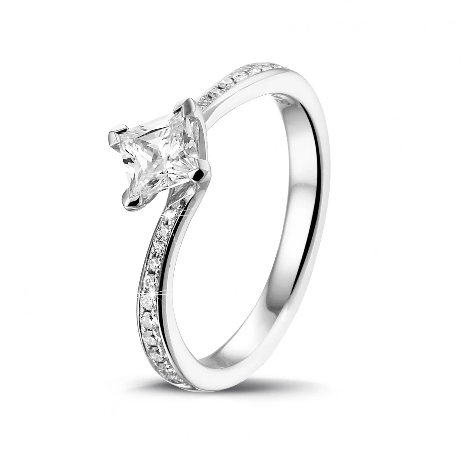 0.50 quilates anillo solitario en platino con diamante talla princesa y diamantes laterales 