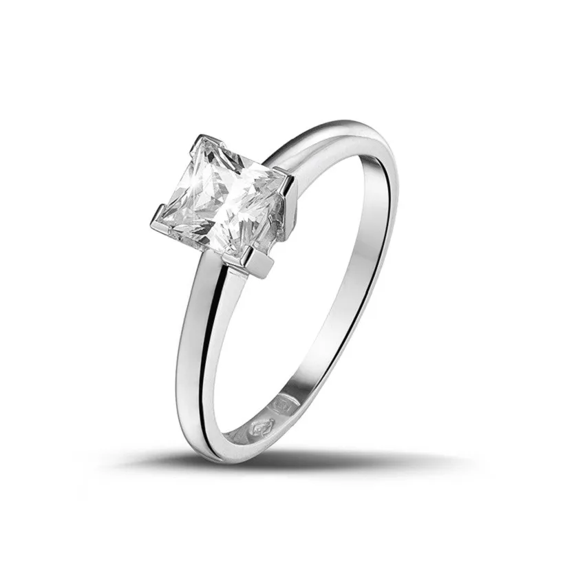 0.75 quilates anillo solitario en platino con diamante talla princesa 