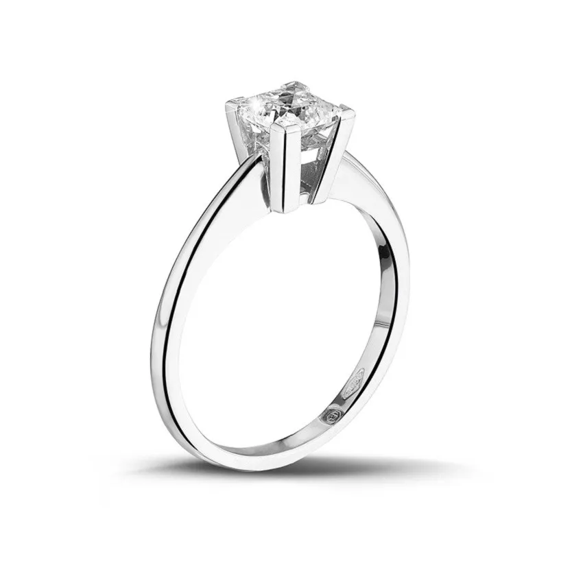0.75 quilates anillo solitario en platino con diamante talla princesa 