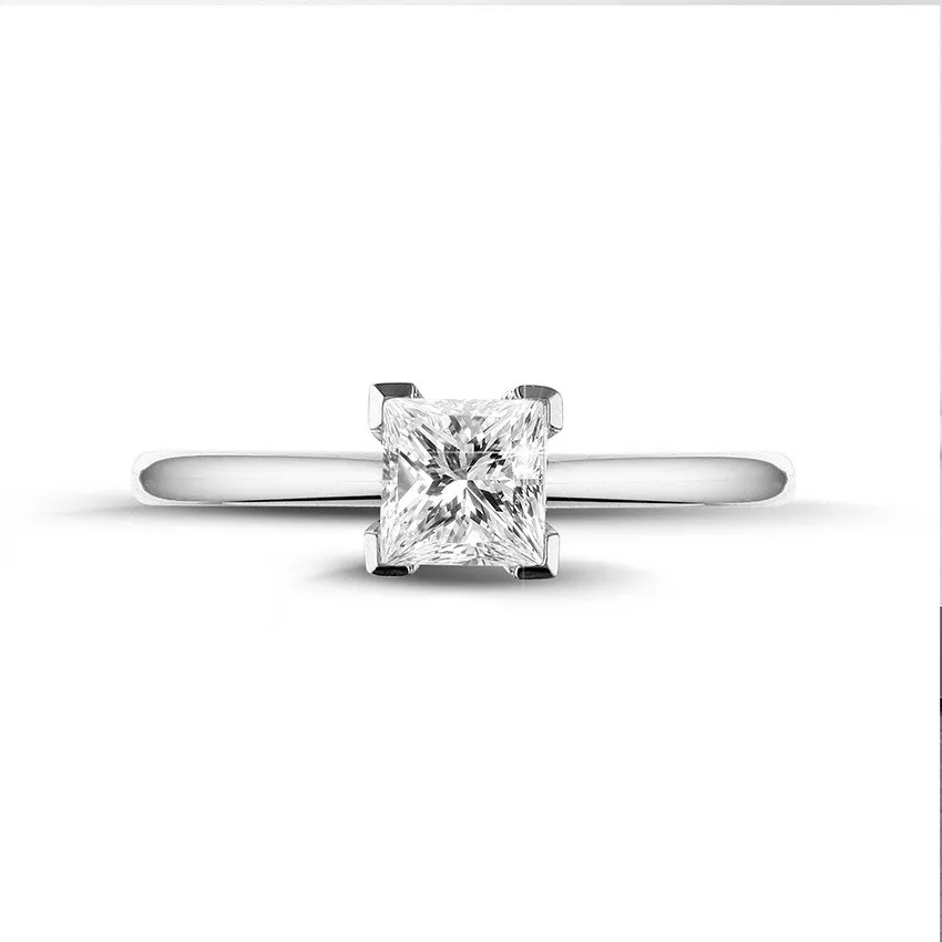 0.75 quilates anillo solitario en platino con diamante talla princesa 