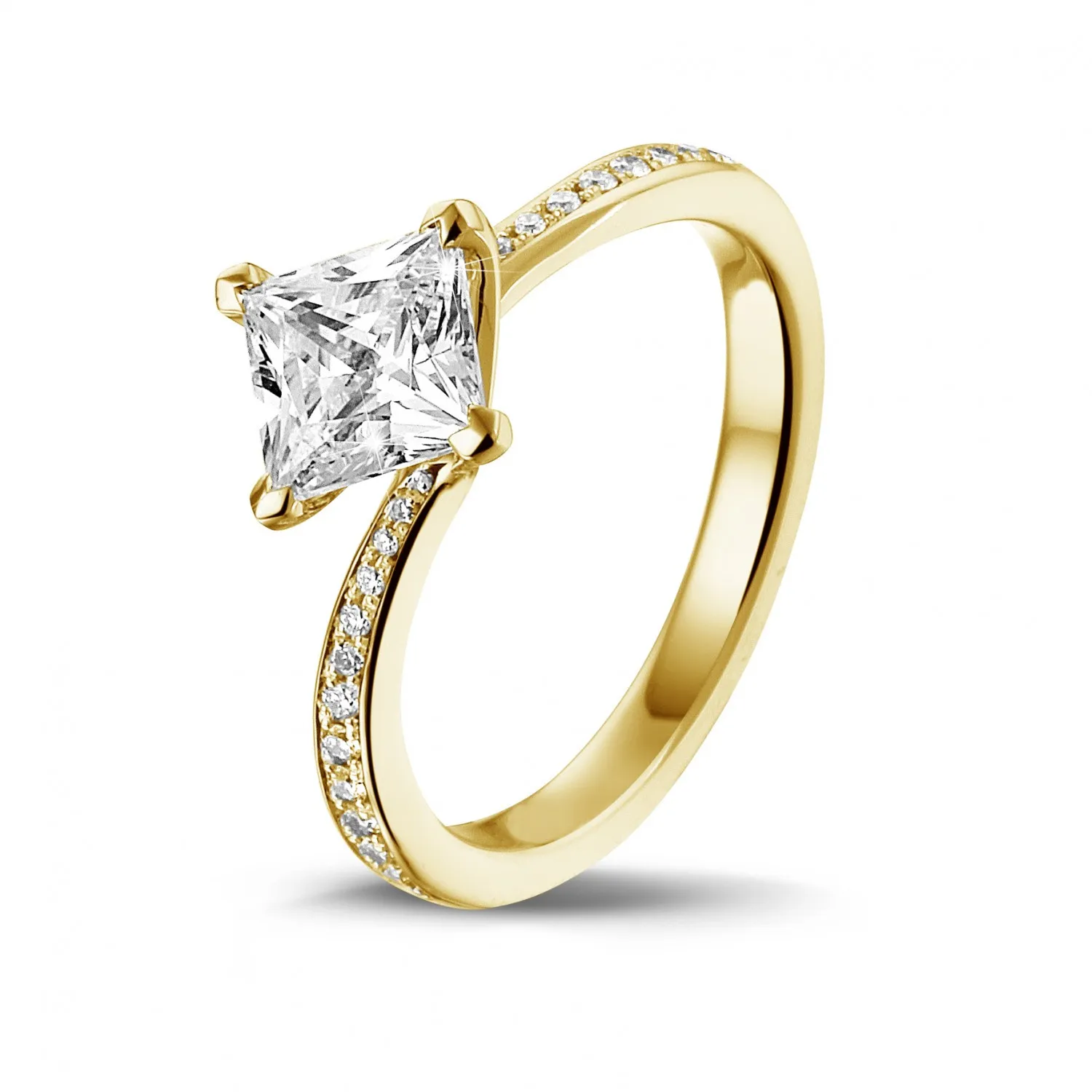 1.00 quilates anillo solitario en oro amarillo con diamante talla princesa y diamantes laterales 