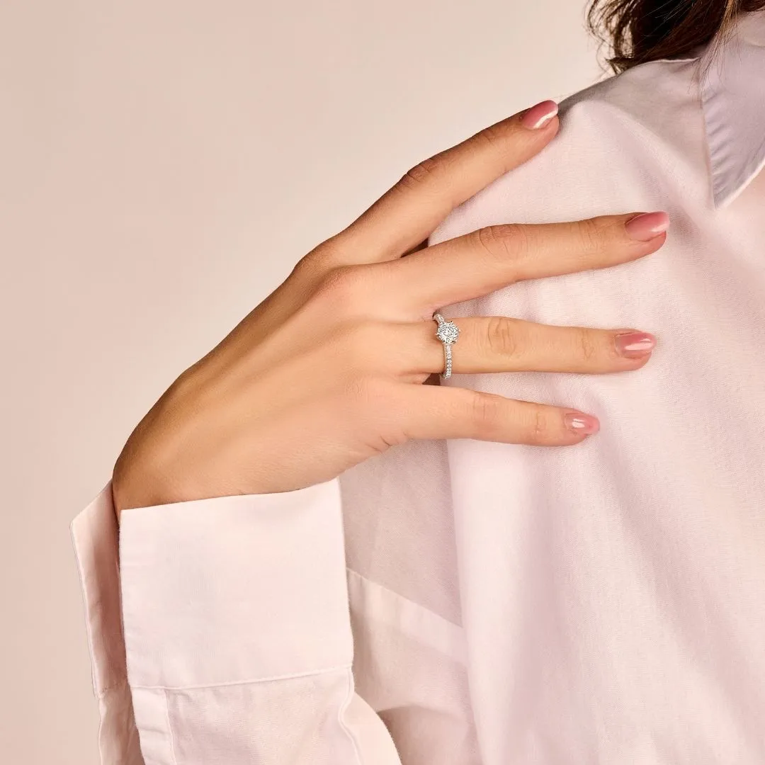 1.00 quilates anillo solitario en oro amarillo con diamantes en los lados 
