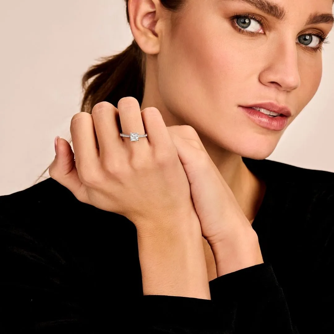1.00 quilates anillo solitario en oro blanco con diamante talla princesa y diamantes laterales 