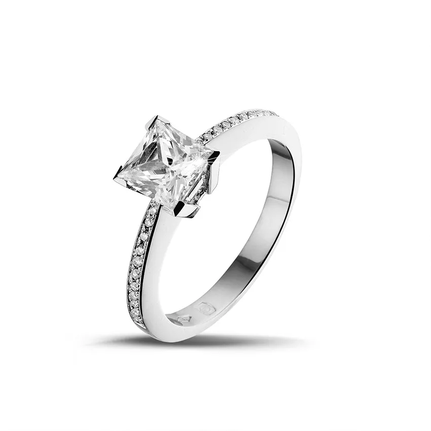 1.20 quilates anillo solitario en oro blanco con diamante talla princesa y diamantes laterales 