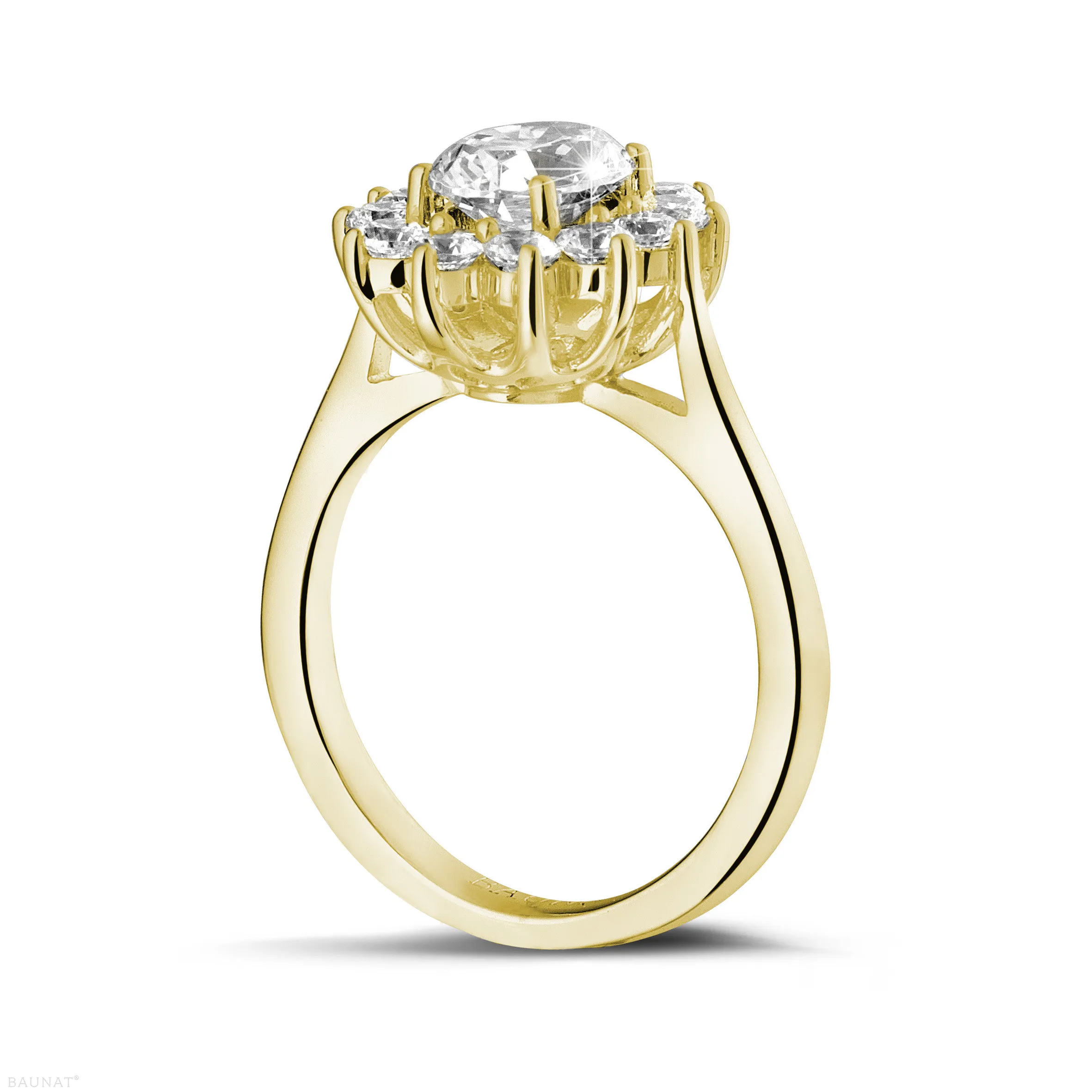 1.85 quilates anillo « entourage » en oro amarillo con diamante ovalado 