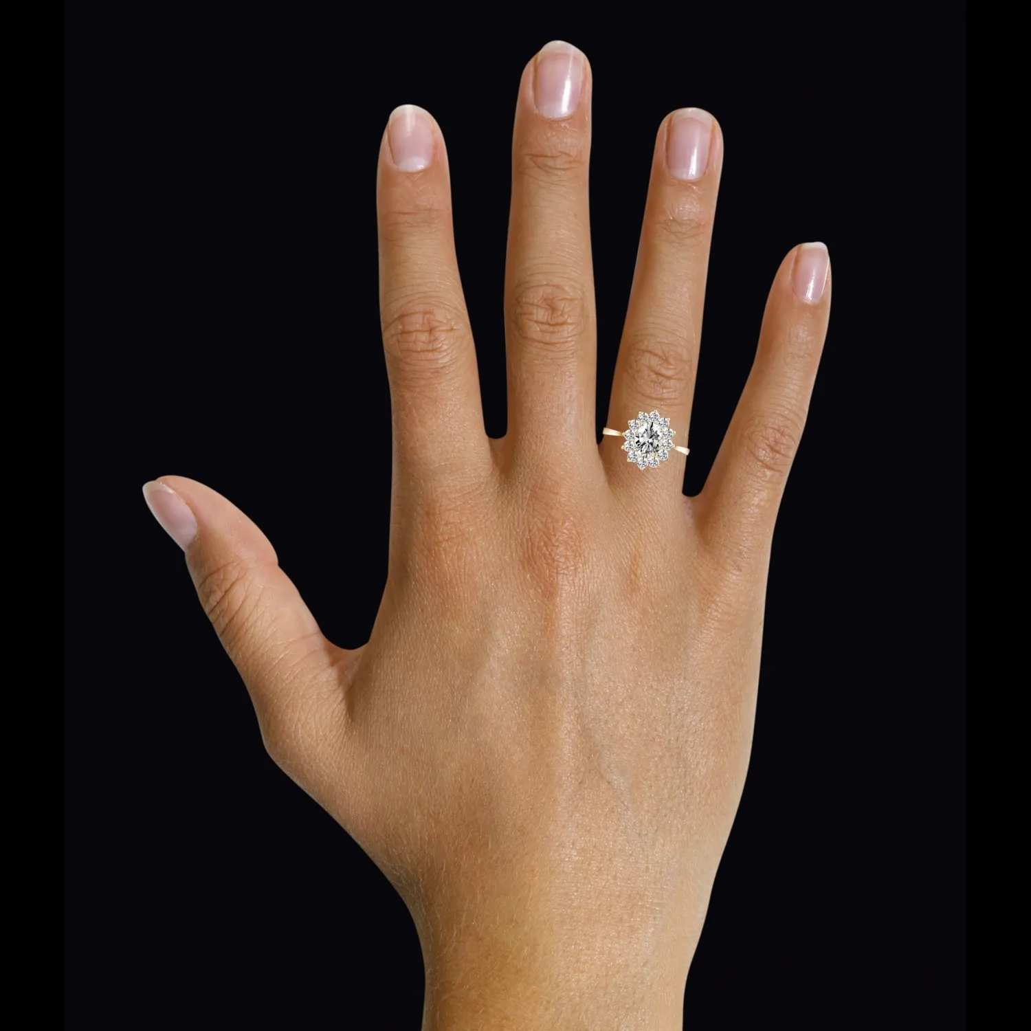 1.85 quilates anillo « entourage » en oro amarillo con diamante ovalado 