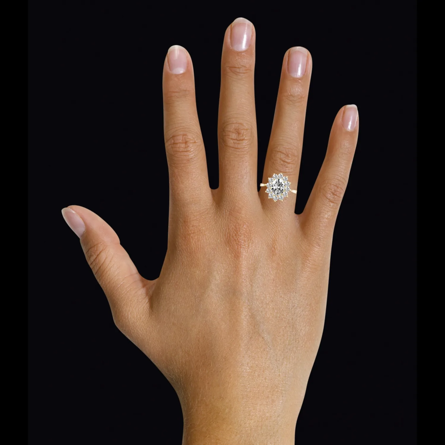 2.85 quilates anillo « entourage » en oro amarillo con diamante ovalado 