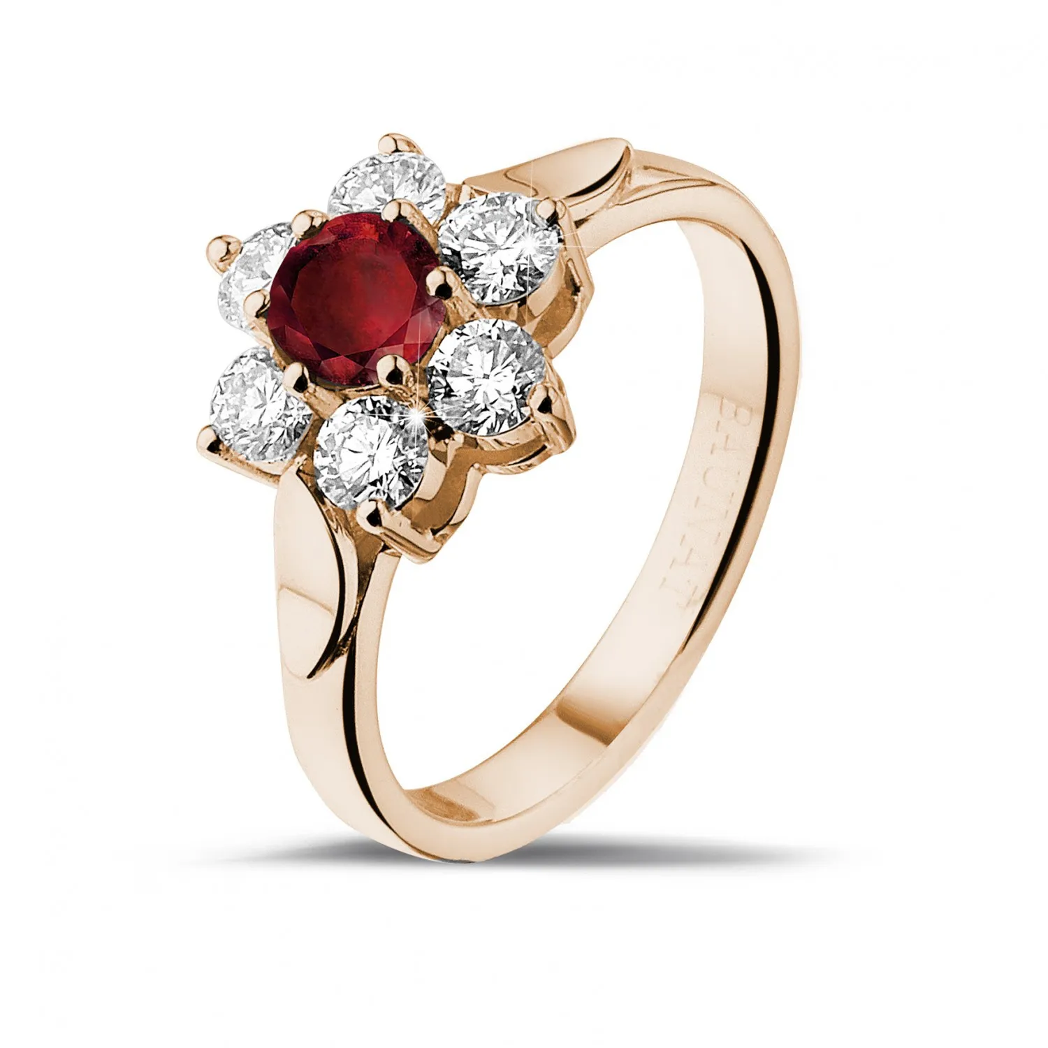 Anillo flor en oro rojo con rubí redondo y diamantes en los lados 