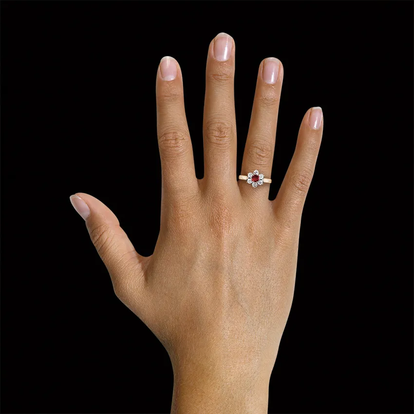 Anillo flor en oro rojo con rubí redondo y diamantes en los lados 