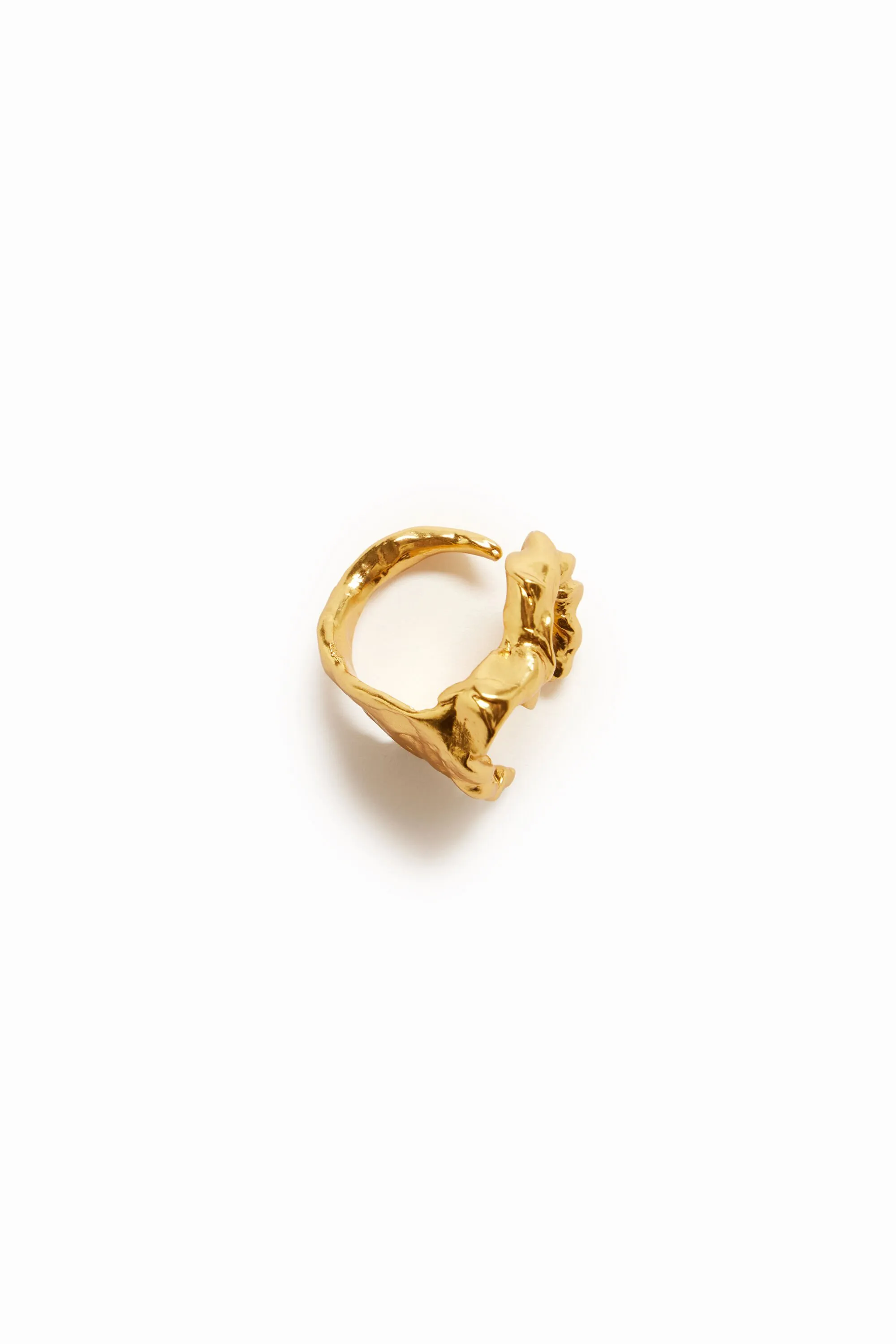 Anillo letra M baño oro Zalio