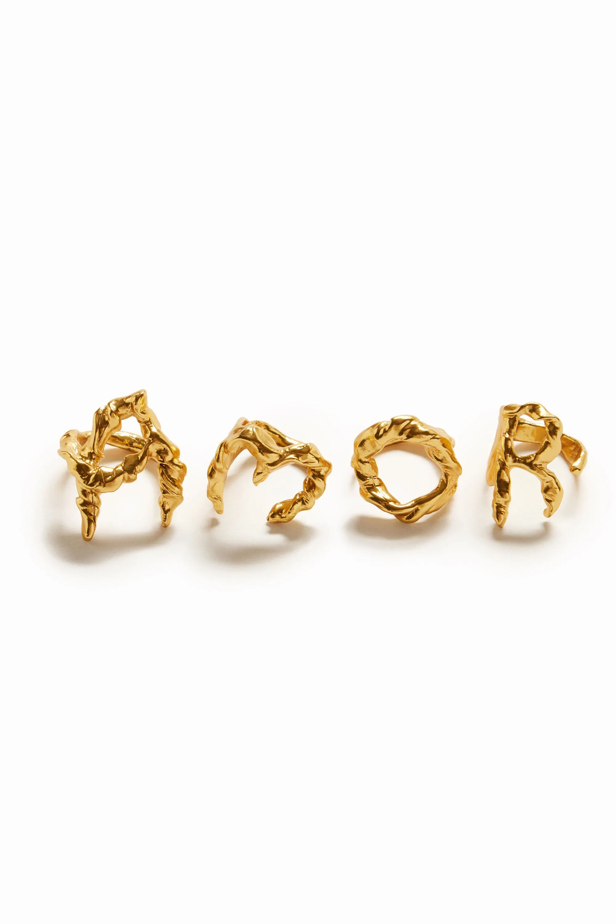Anillo letra M baño oro Zalio