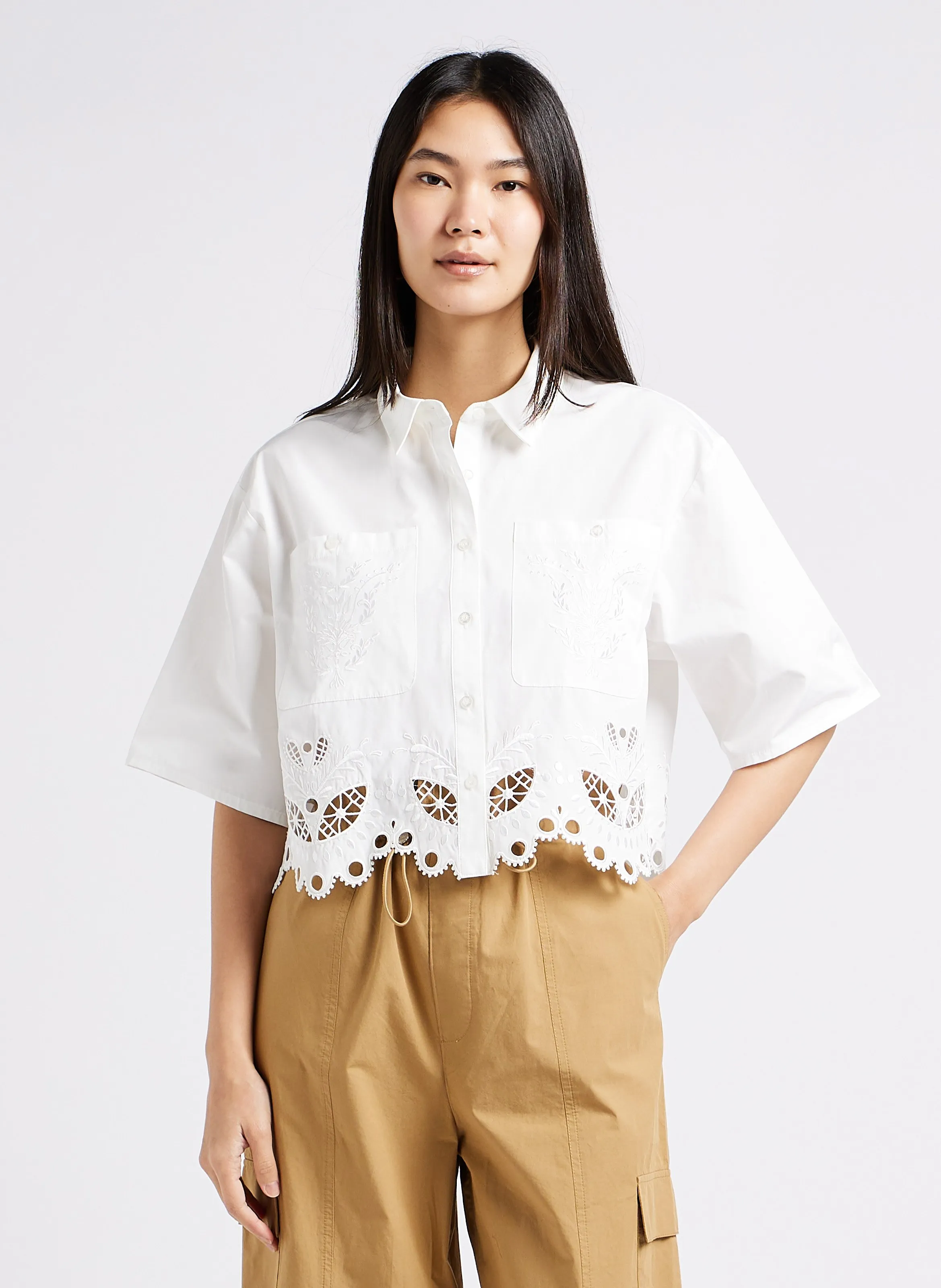 BERENICE CYRIELLE  CAMISA CON CUELLO CLáSICO Y BORDADO INGLéS EN BLANCO