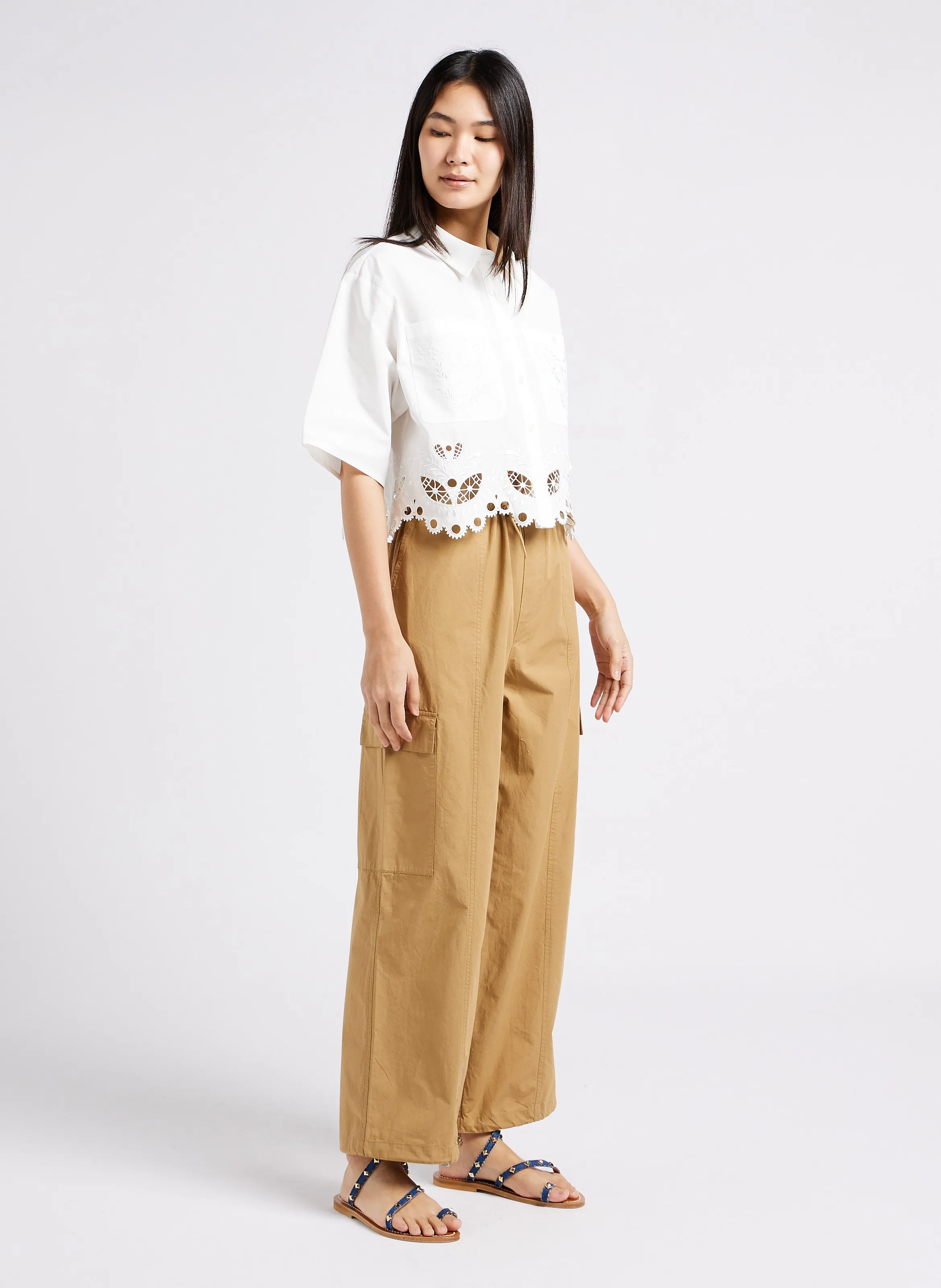 BERENICE CYRIELLE  CAMISA CON CUELLO CLáSICO Y BORDADO INGLéS EN BLANCO