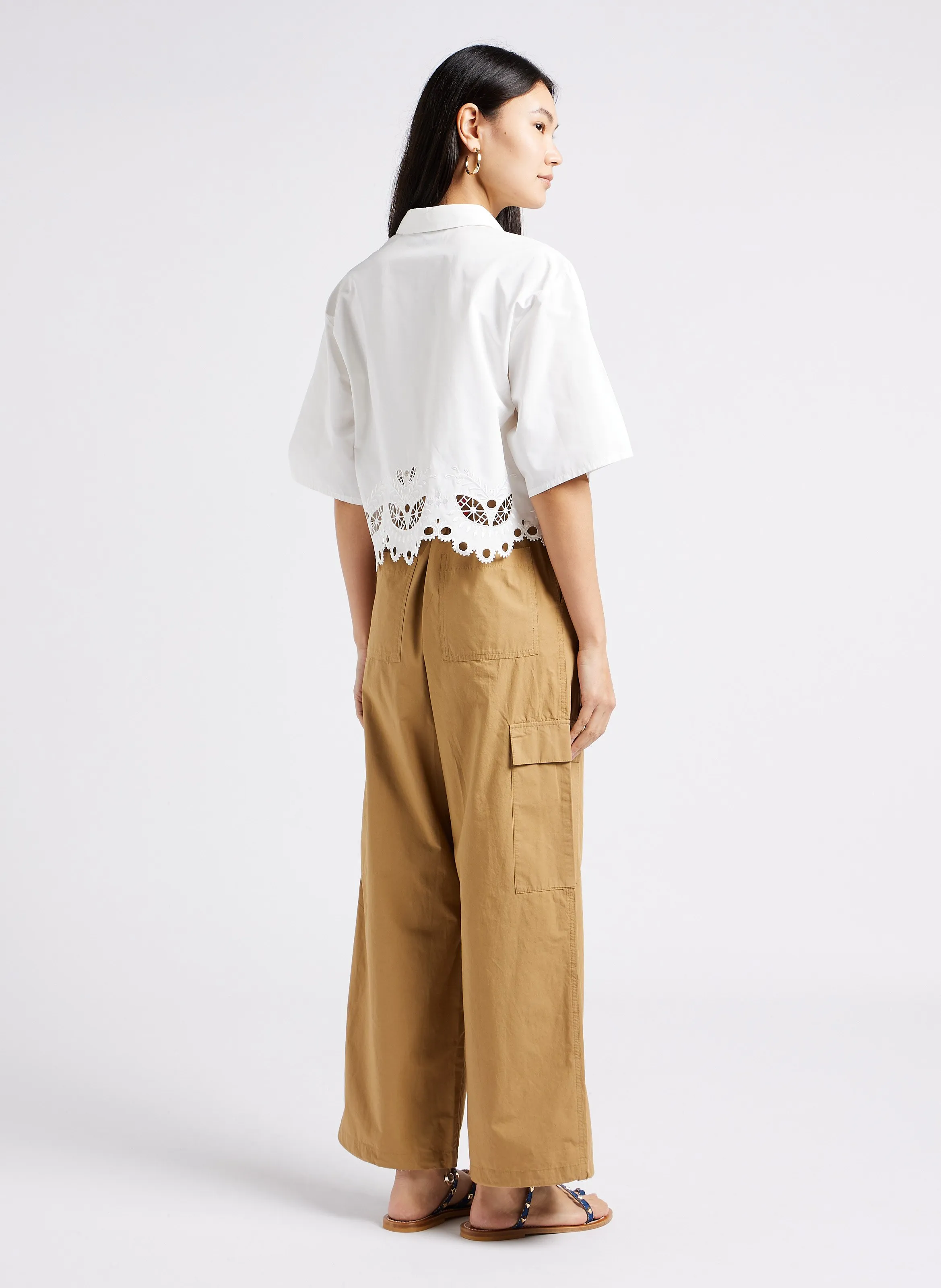 BERENICE CYRIELLE  CAMISA CON CUELLO CLáSICO Y BORDADO INGLéS EN BLANCO