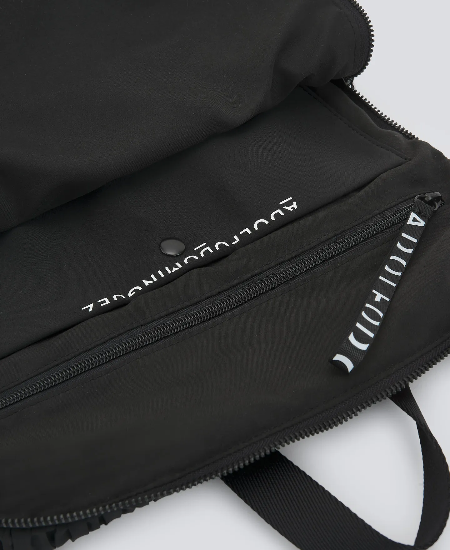 Black crinkle backpack woman