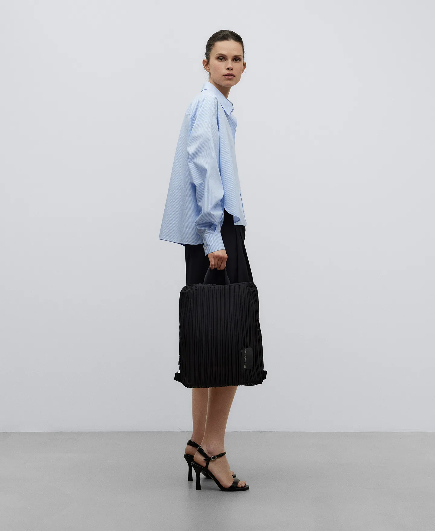 Black crinkle backpack woman