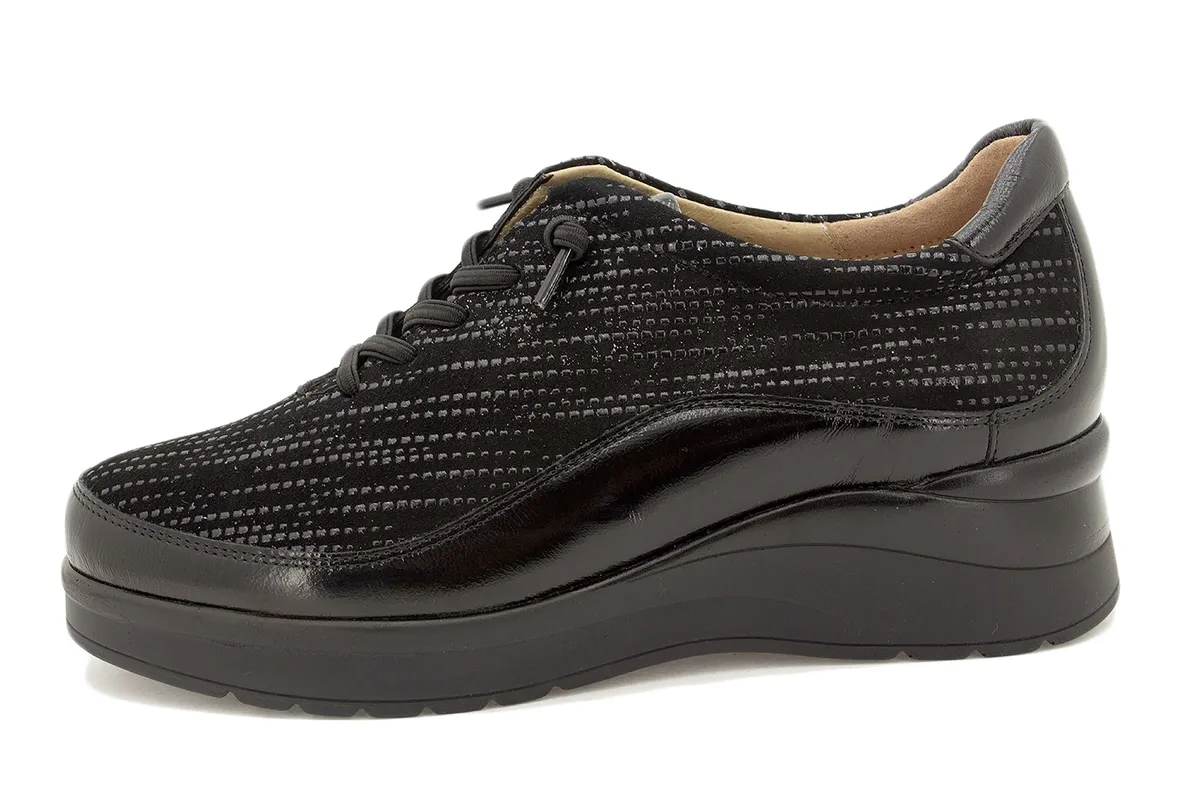 BLACK PATENT LACEUP SHOE