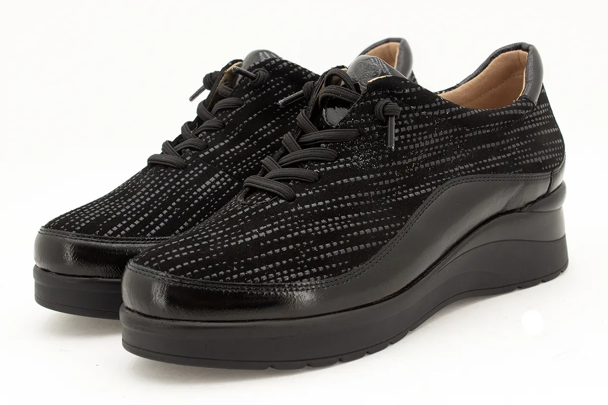BLACK PATENT LACEUP SHOE