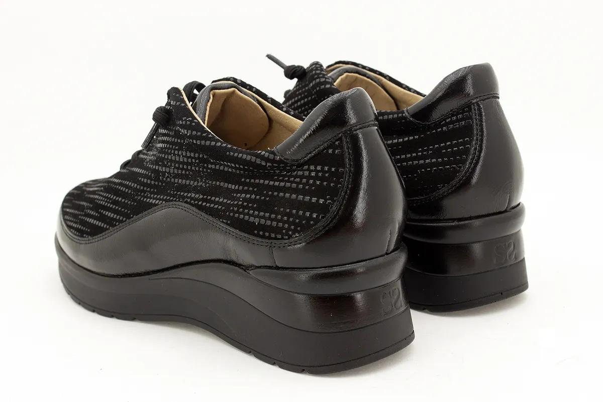 BLACK PATENT LACEUP SHOE
