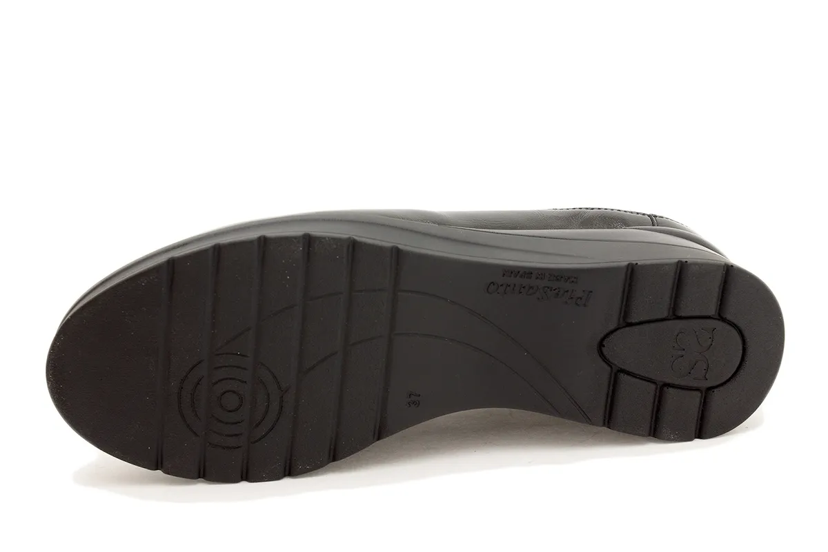 BLACK PATENT LACEUP SHOE