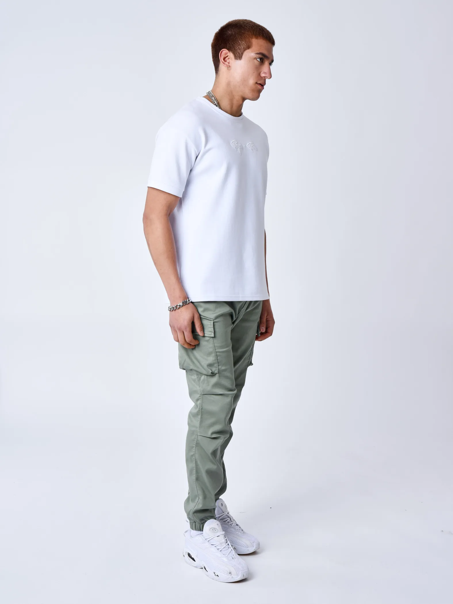 Cargo con detalles monogramados