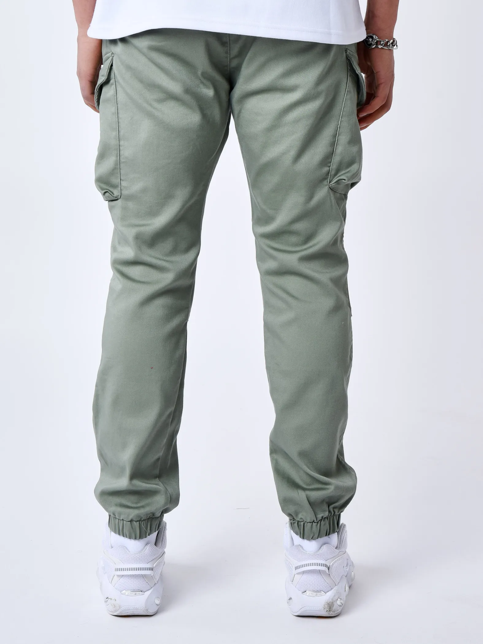 Cargo con detalles monogramados