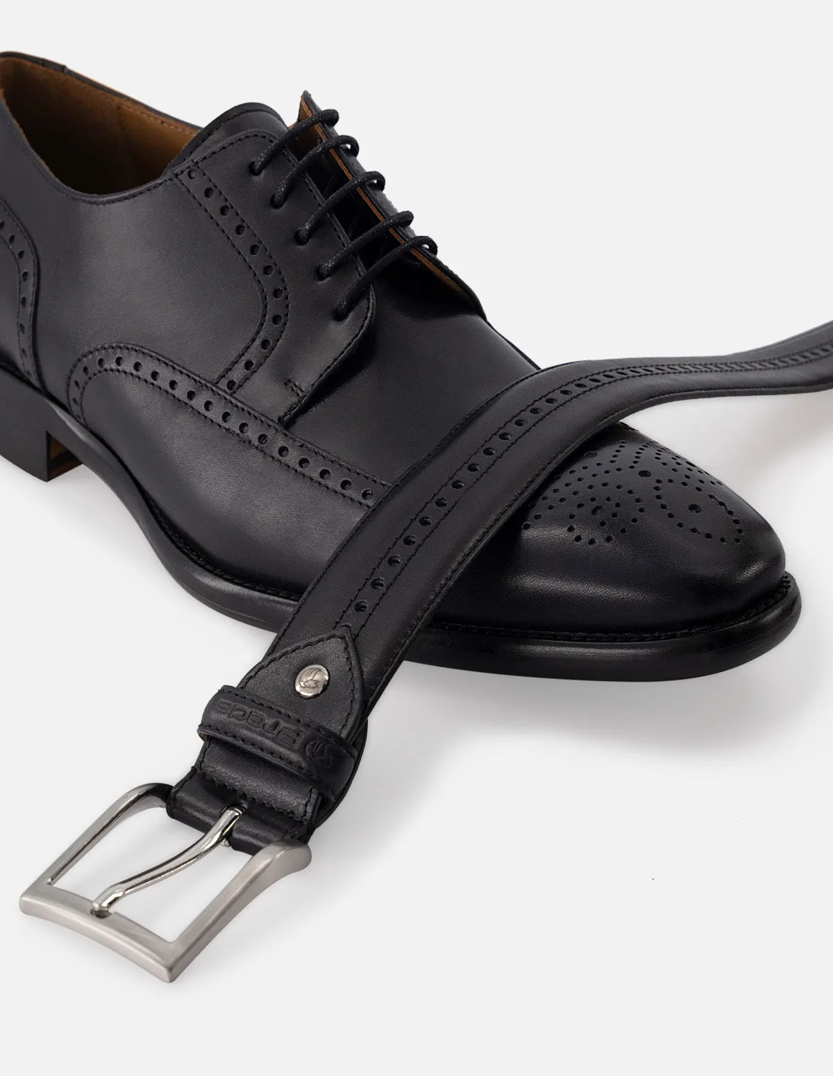 Cinturón en piel napa color negro con hebilla metálica para hombre