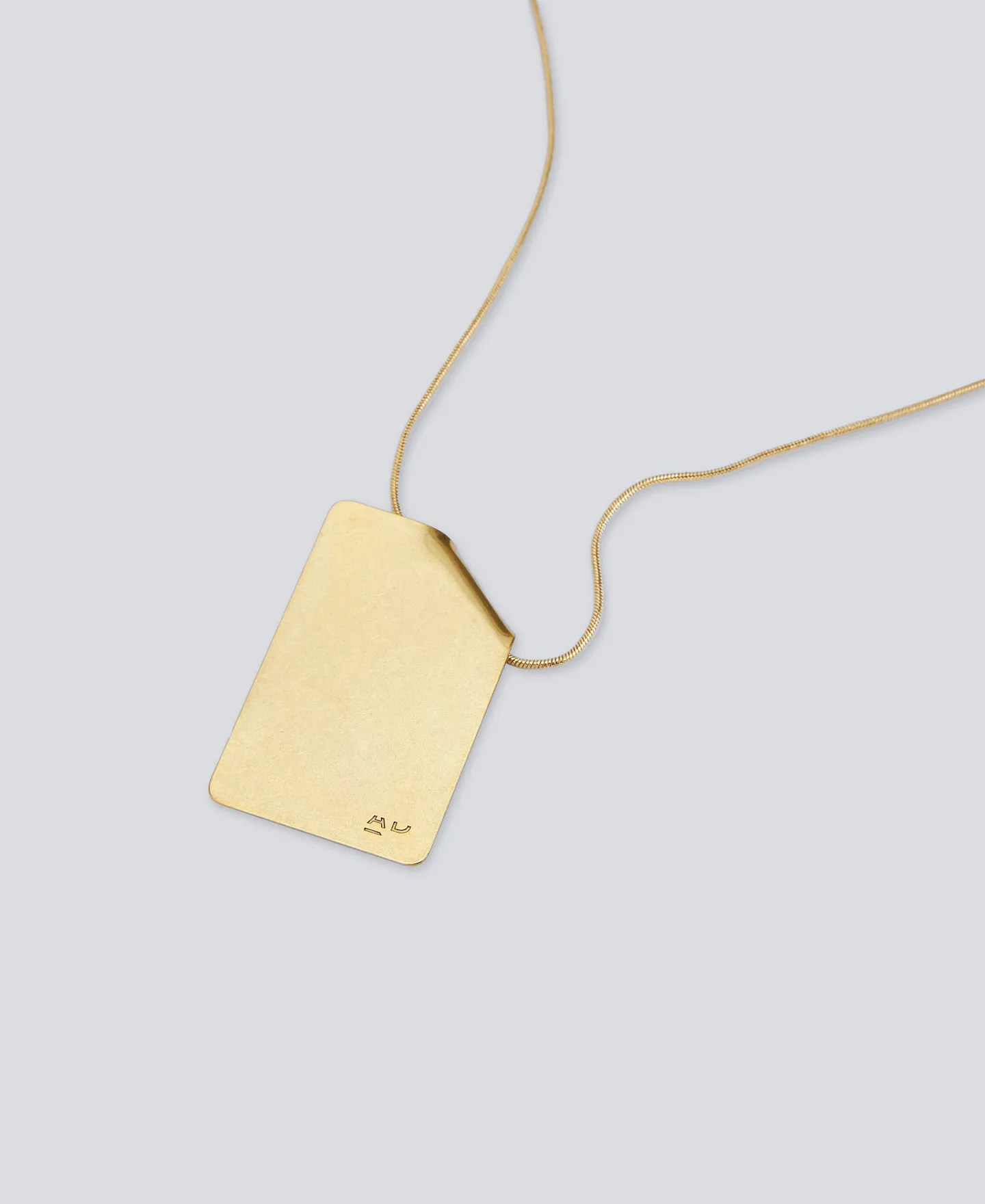 Colgante motivos carta dorado mujer