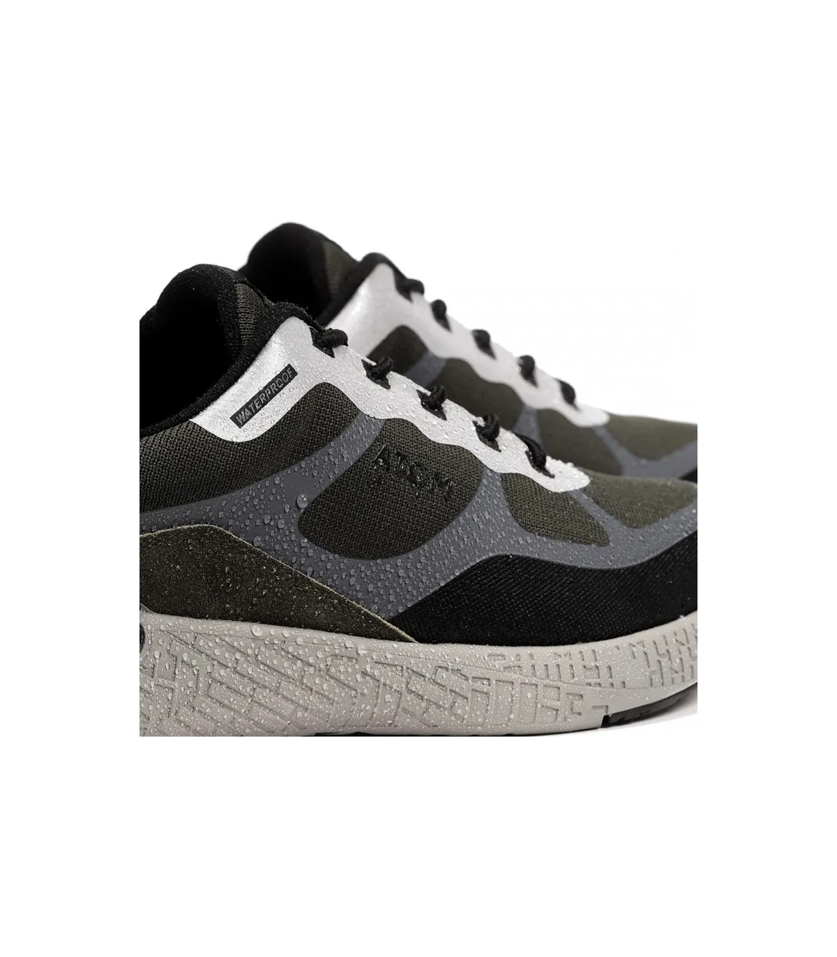 Deportivo waterproof en color metalizado
