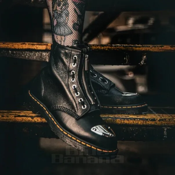 Dr. Martens 1460 Botas De Hardware Lunar (Negro)