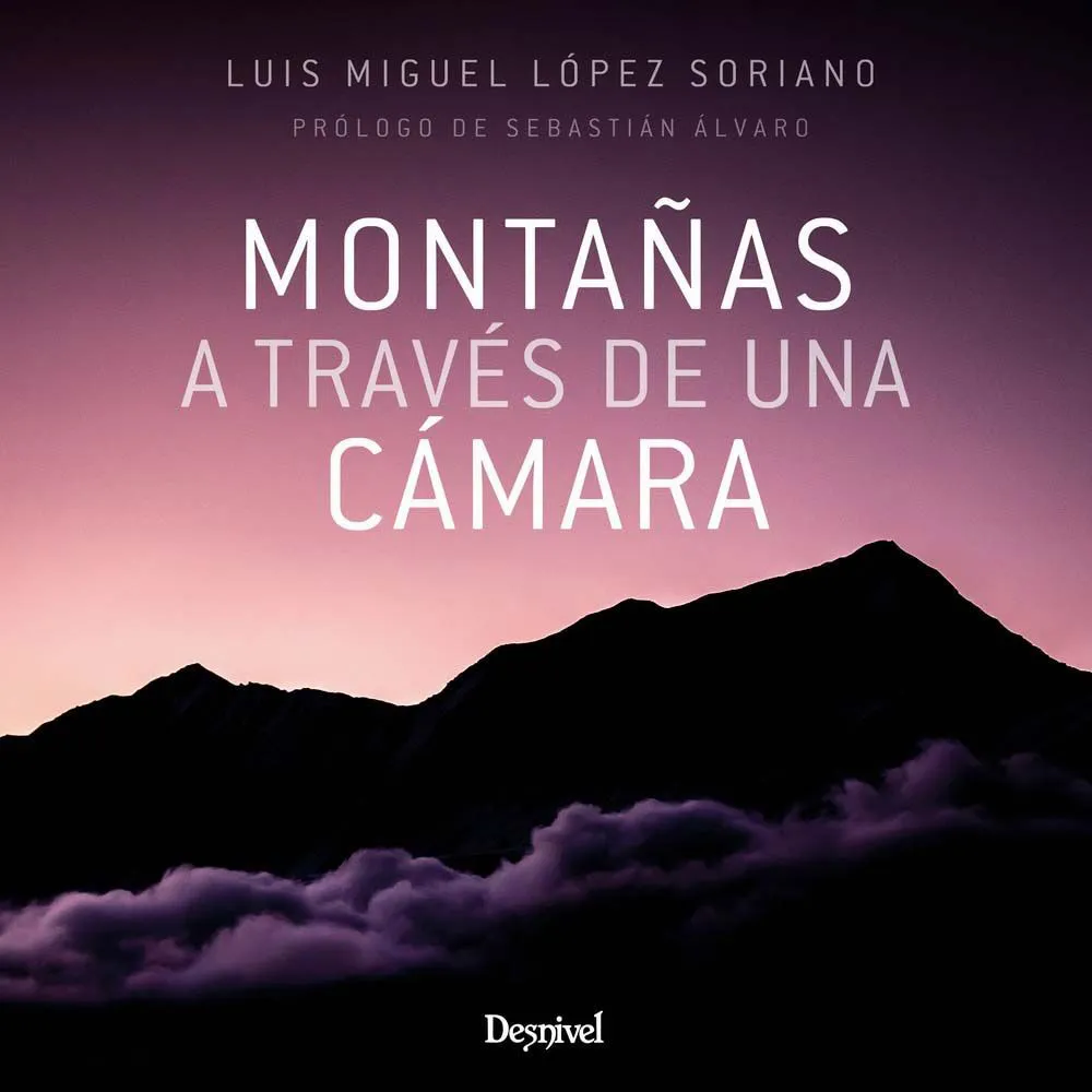 ed. desnivel Montañas a través de una cámara