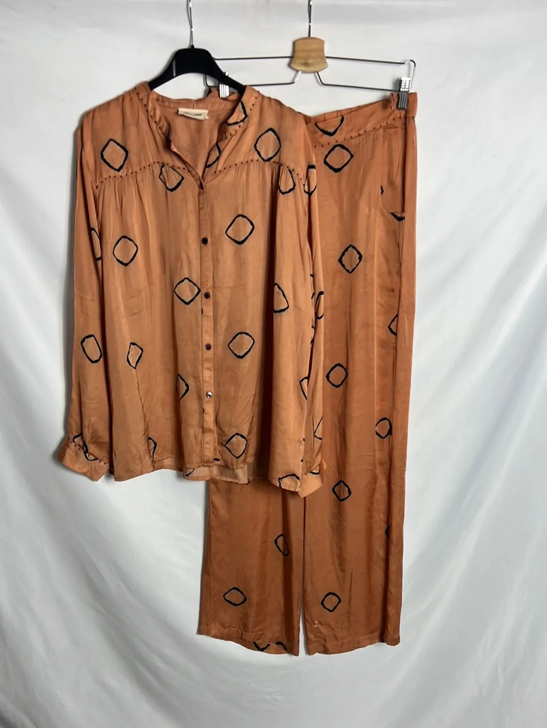 MAISON HOTEL. Total look fluido caldera. T M (Tara)
