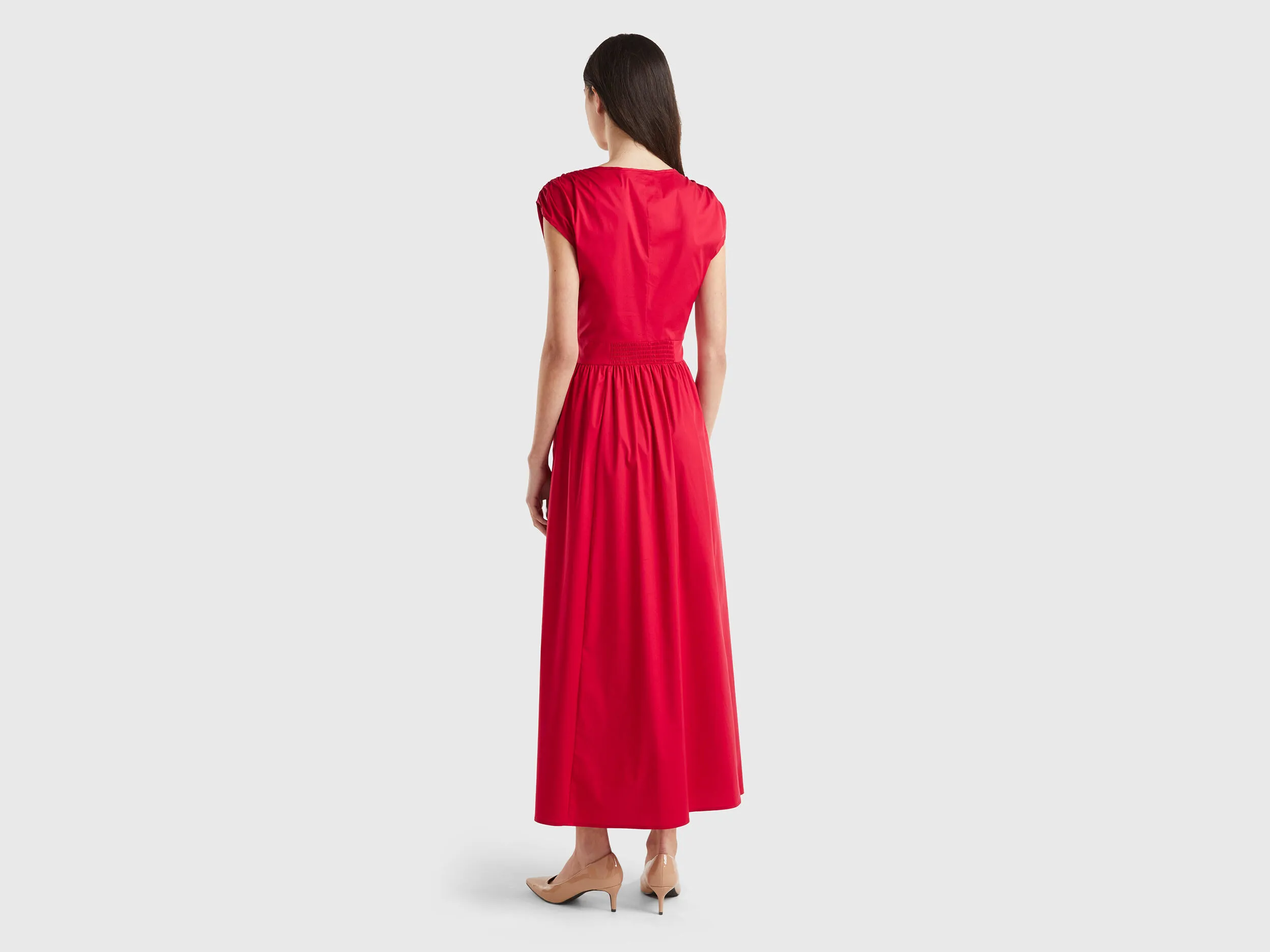 Vestido con escote de pico